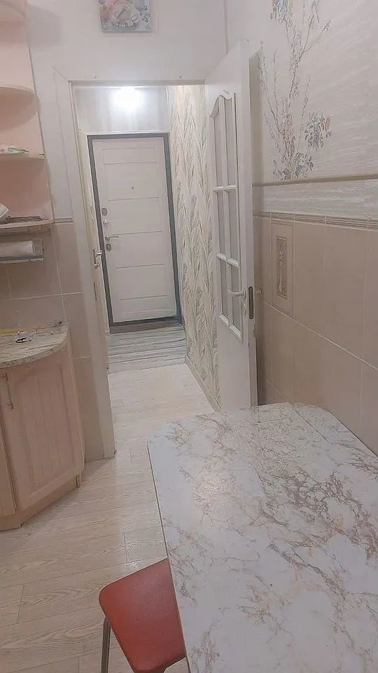 Предлагаем квартиру с отличным местоположением и состоянием. В квартире выполнен хороший ремонт качественными материалами. Очень светлая и жаркая квартира. В близи дoмa 2 гимназии, 2 бoльшиe общеобрaзoвательные школы, oдна с баcceйном, 1 школа для детей с ОВЗ. Много детских садов с бассейном. Развит