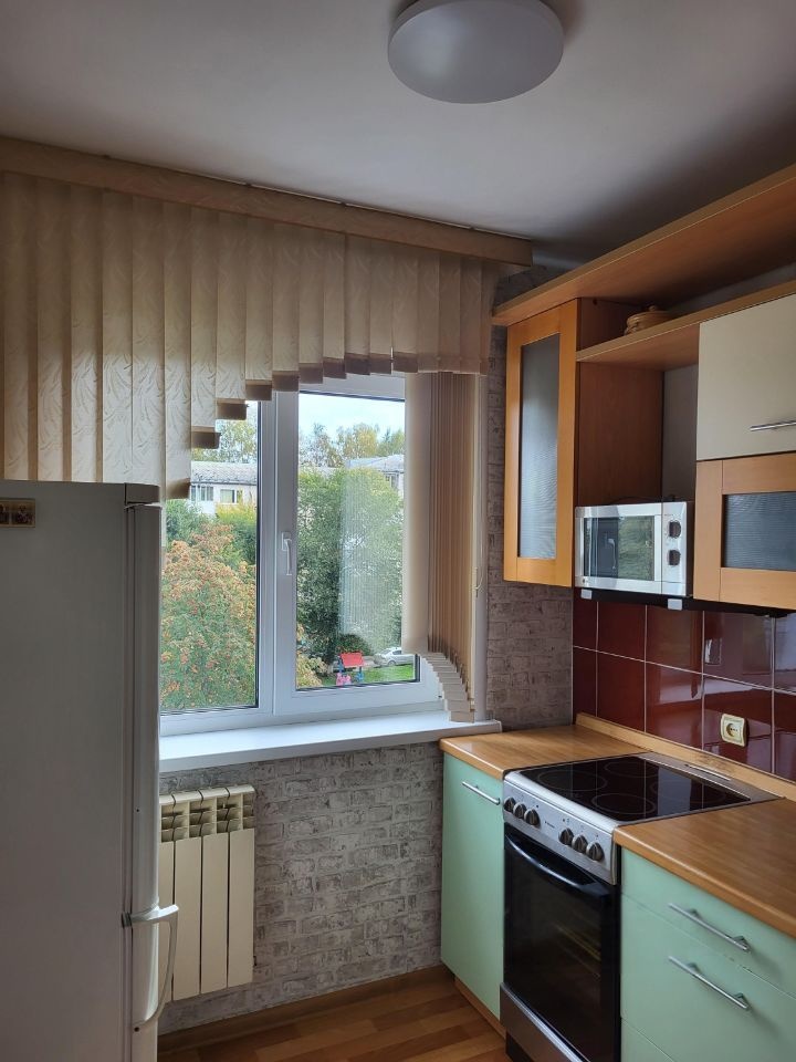 Квартира в панельном доме 1970 года. Большой трамвай. Балкон застеклен,окна на две стороны дома. Состояние квартиры хорошее. На полу линолеум, в коридоре и кухне на полу плитка.