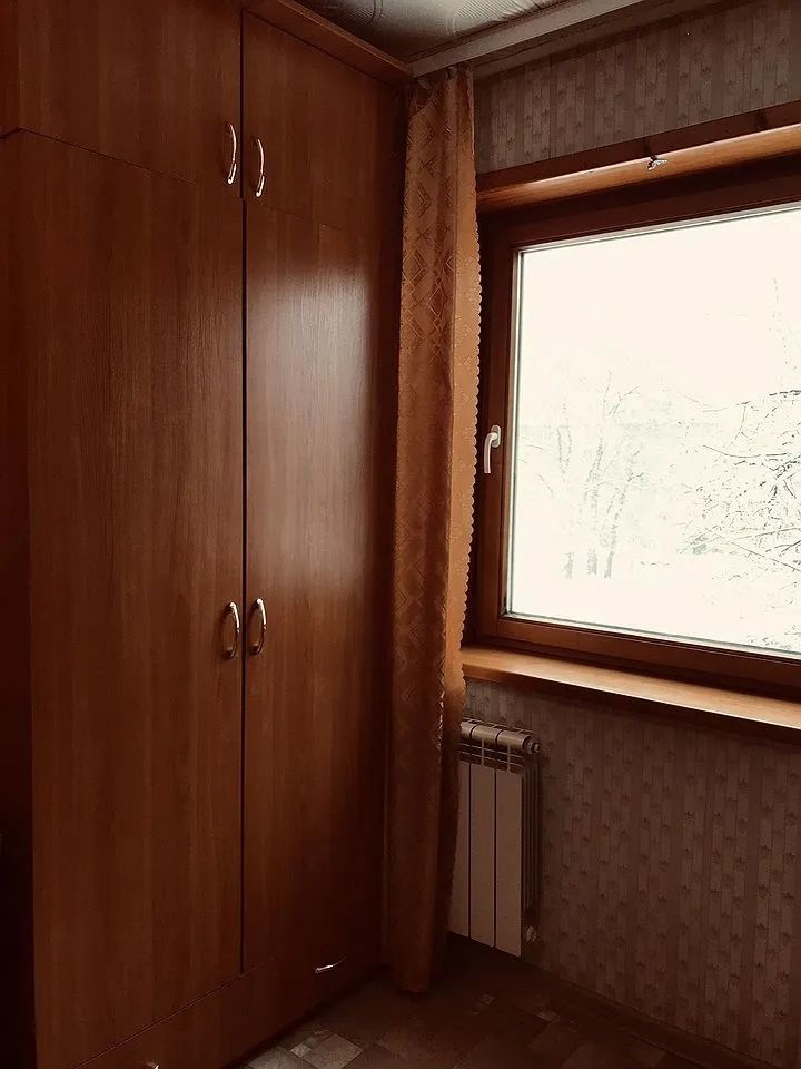 2-х комнатная квартира со смежно-изолированными комнатами.Окна деревянные,сделан косметический ремонт. В комнатах на полу линолеум, коридор и кухня плитка. С/у совмещен выложен кафелем.