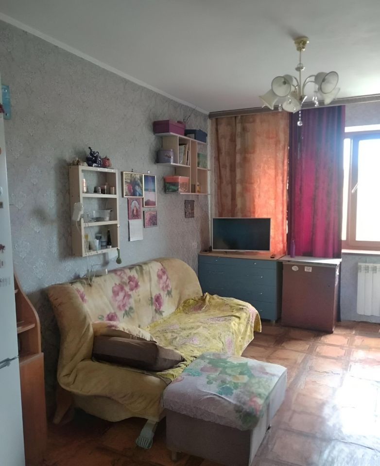 Предлагаем к покупке квартиру с лоджией, хорошей площадью. Выполнен косметический ремонт: бетанная стяжка на которой настелен линолеум. Стены,потолок выровнены. Окна стеклопакеты. С/у совмещен установлена новая сантехника,медь,счетчики. Лоджия утеплена. Надежная входная дверь.На лоджии дополнительно