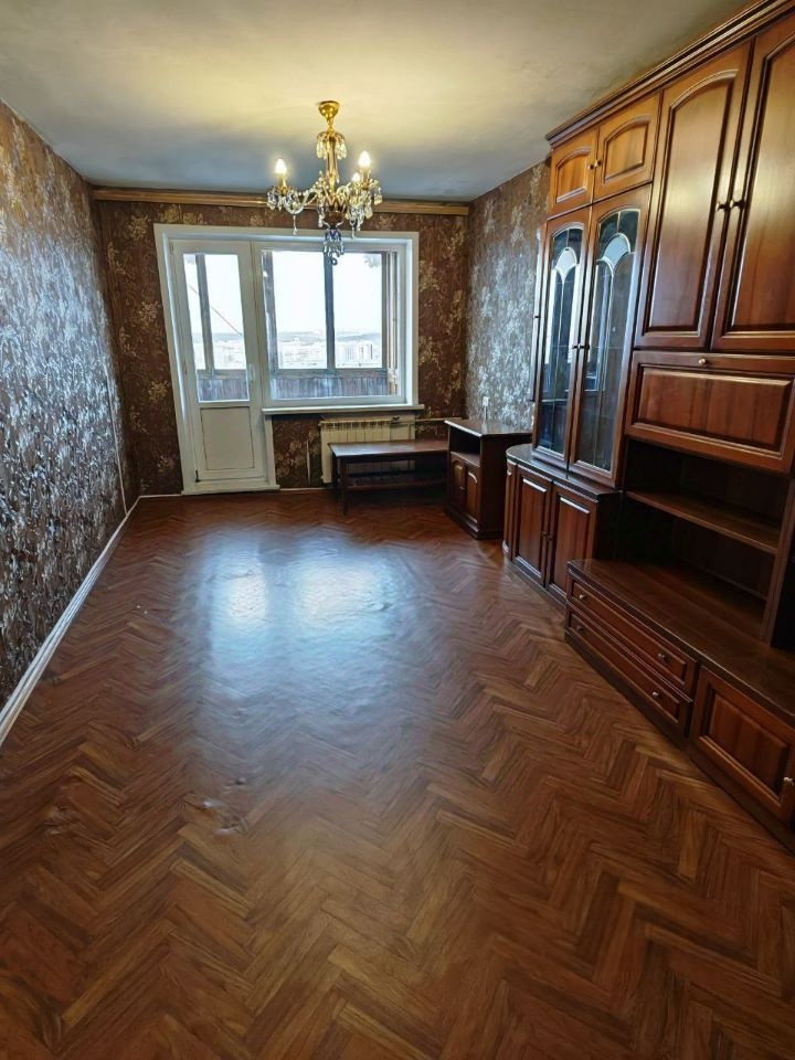 Квартира в панельном доме со смежно-изолированными комнатами. Хорошее состояние квартиры: окна стеклопакеты, на стенах обои, линолеум,алюминиевые радиаторы,поменяны межкомнатные двери,лоджия застеклена. Возможна продажа квартиры с мебелью и техникой.