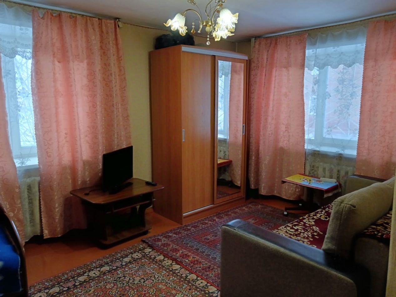 Светлая 1-комнатная квартира. Угловая,но теплая. Окна ПВХ,в остальном состояние обычное.