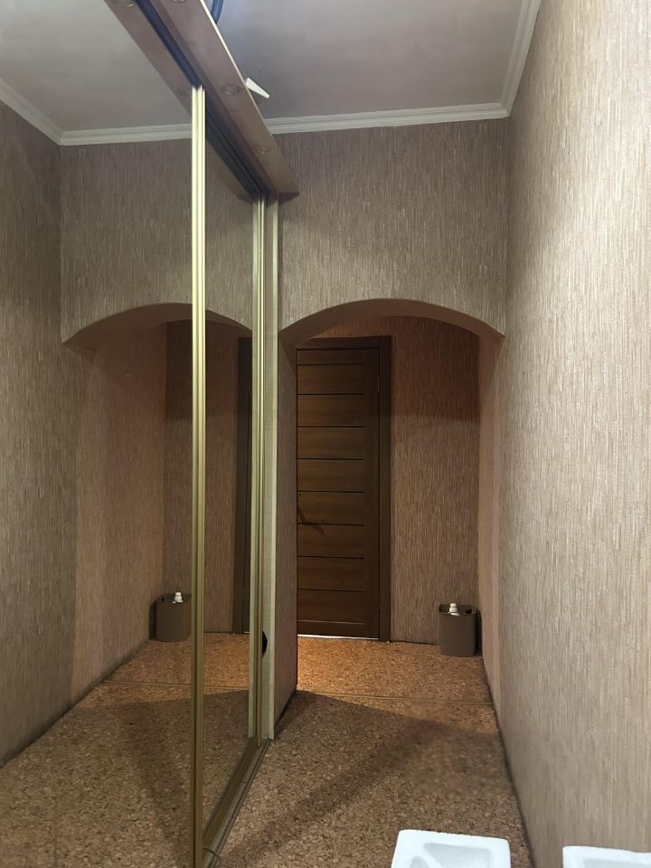 Продается в центре Кировского района города вблизи набережной,просторная 2-х комнатная квартира высокие потолки, толстые кирпичные стены.Хороший ремонт.В шаговой доступности находятся школа, дворец культуры, детская поликлиника и бассейн.