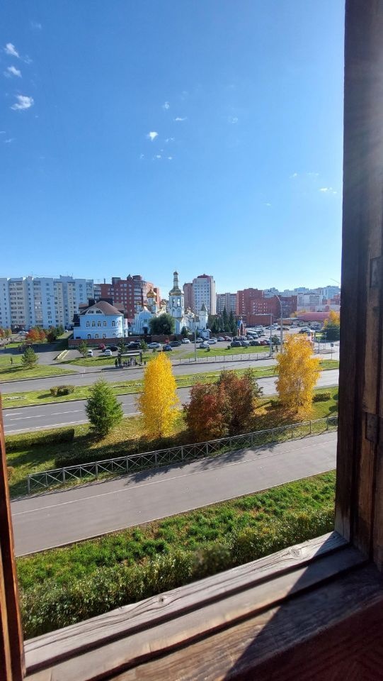 Квартира в кирпичном доме, теплая с просторной лоджией. Состояние хорошее окна стеклопакеты,лоджия застеклена деревом. С/у раздельный,ванна кафель, В коридоре встроенный шкаф-купе.Из квартиры отличный вид.