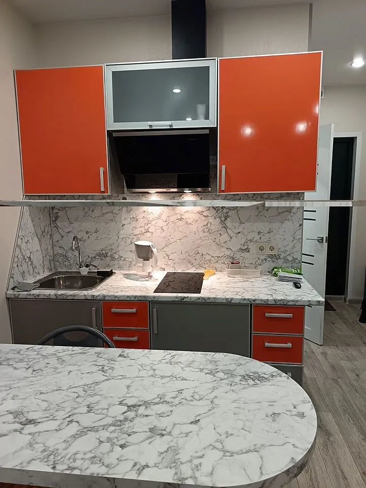 Квартира-студия в монолитном доме с отличным современном ремонтом. Натяжной потолок, на полу линолеум,панорамное окно. Квартира с мебелью и техникой.