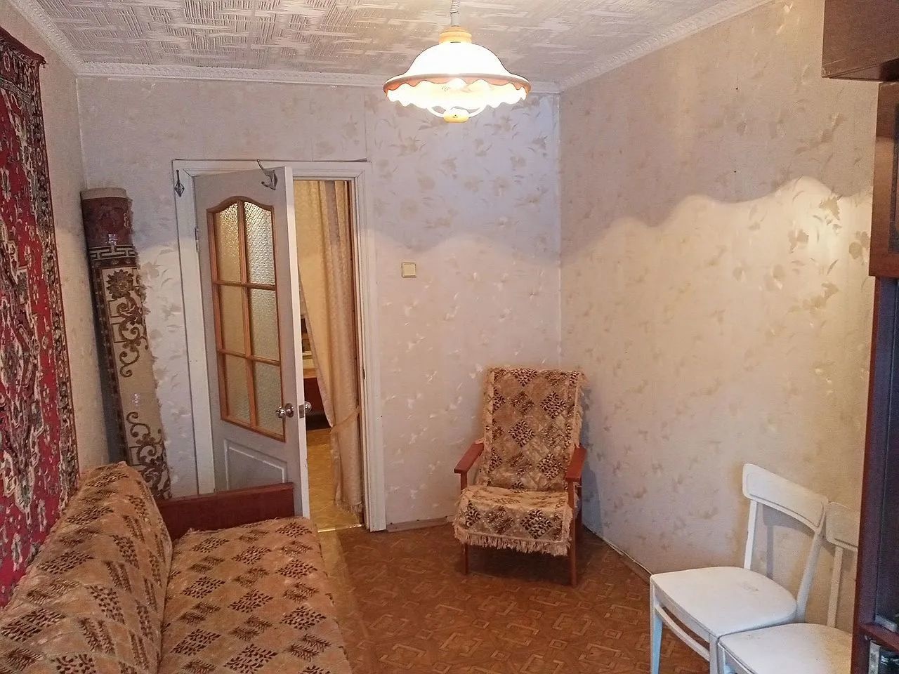 Квартира в панельном доме с изолированными комнатами.С/у совмещен,заменены межкомнатные двери. Состояние хорошее обои,на полу линолеум,стеклопакеты, на кухне фартук- кафель.