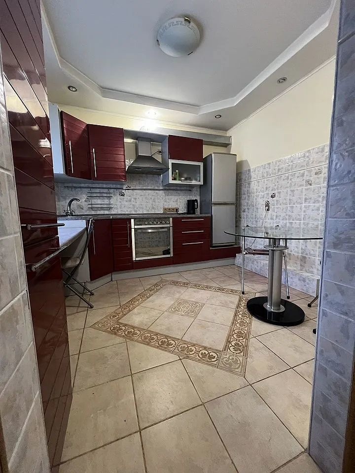 Квартира улучшенной планировки с изолированными комнатами. В квартире выполнен дизайнерский ремонт. Перепланировка узаконена.Качественные материалы использовались, в квартире теплые полы,просторная и стильная оборудована кухня с техникой.Квартира светлая и теплая. Во дворе парковка и детская площадк