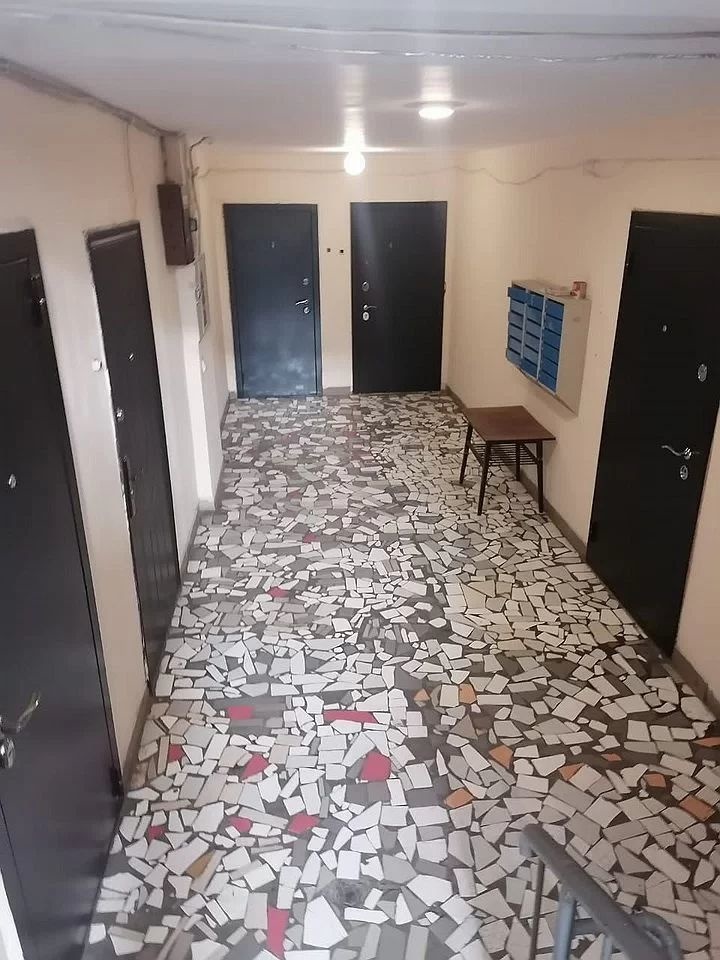 Квартира-студия в кирпичном доме 2010г. В квартире стеклопакет,линолеум, с/с душ-поддон и фартук из кафеля.Кухонный гарнитур