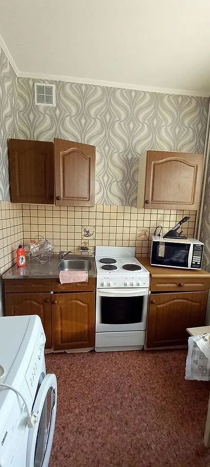 Квартира в кирпичном доме 2009 года постройки.Состояние хорошее,выполнен косметический ремонт окна стеклопакеты, на полу линолеум, обои, с/у совмещен выложен кафелем светлого тона. Есть балкон