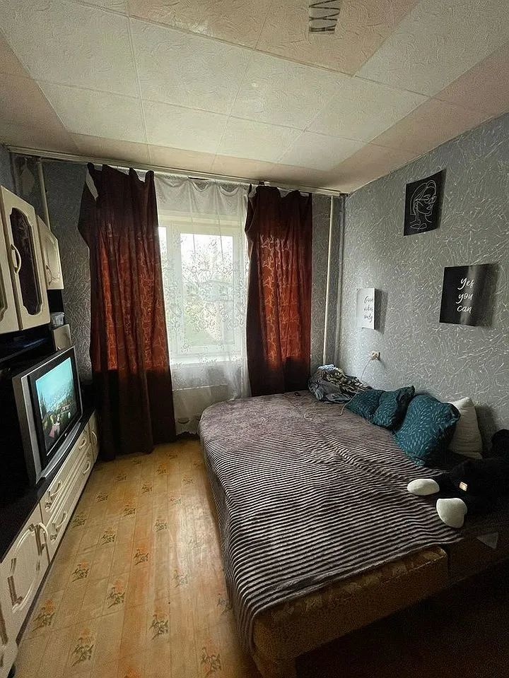 Предлагаем квартиру в хорошем состоянии.Стеклопакет, санузел в комнате, оборудована кухонная зона. Продаётся со всей имеющейся мебелью и бытовой техникой. 