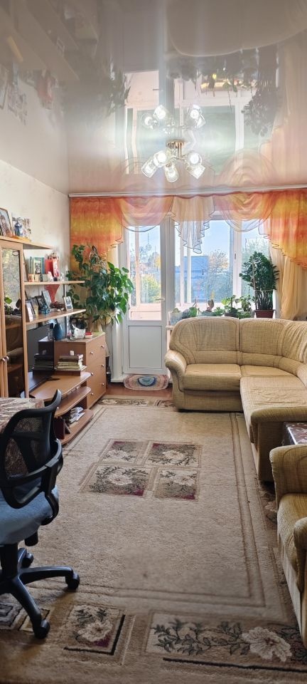 Предлагаем светлую и теплую квартиру. Состояние хорошее. Расположение комнат трамвай. Пол деревянный на нем линолеум, натяжные потолки,с /у раздельный на половину стены выложены кафелем. Балкон застеклен. Современная входная дверь. Двор тихий и уютный,парковочные места всегда есть.