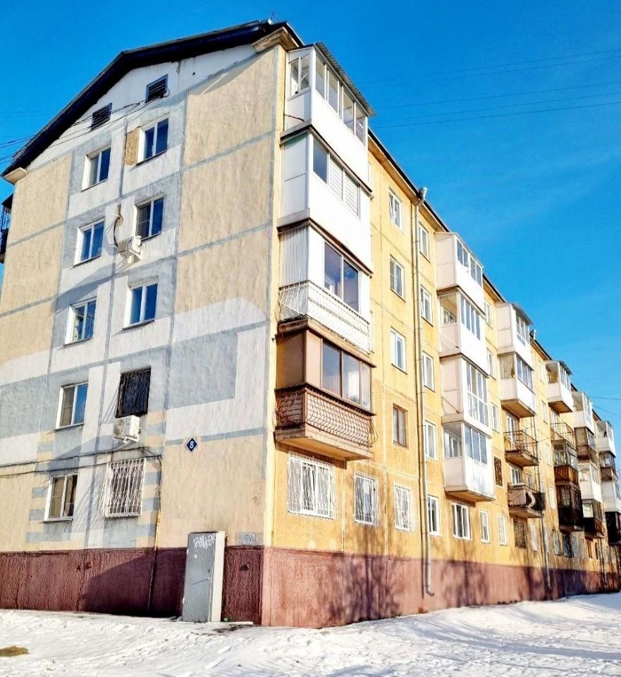 Квартира в панельном доме 1962 года постройки.В квартире сделан ремонт,стеклопакеты,натяжные потолки, на полу линолеум. С/у совмещен и выложен кафелем. Балкон застеклен. Хорошая локация в шаговой доступности школа,детский сад,магазины.