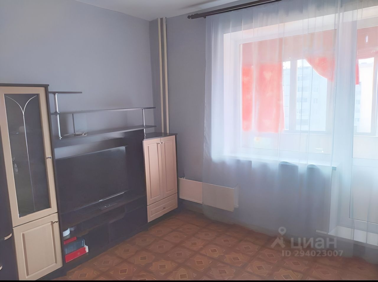 Предлагаем квартиру в панельном доме 1993 г. Светлая и теплая квартира ждет своего хозяина.С/у раздельный, в ванной кафель. На полу линолеум. Есть карман-дружелюбные соседи.