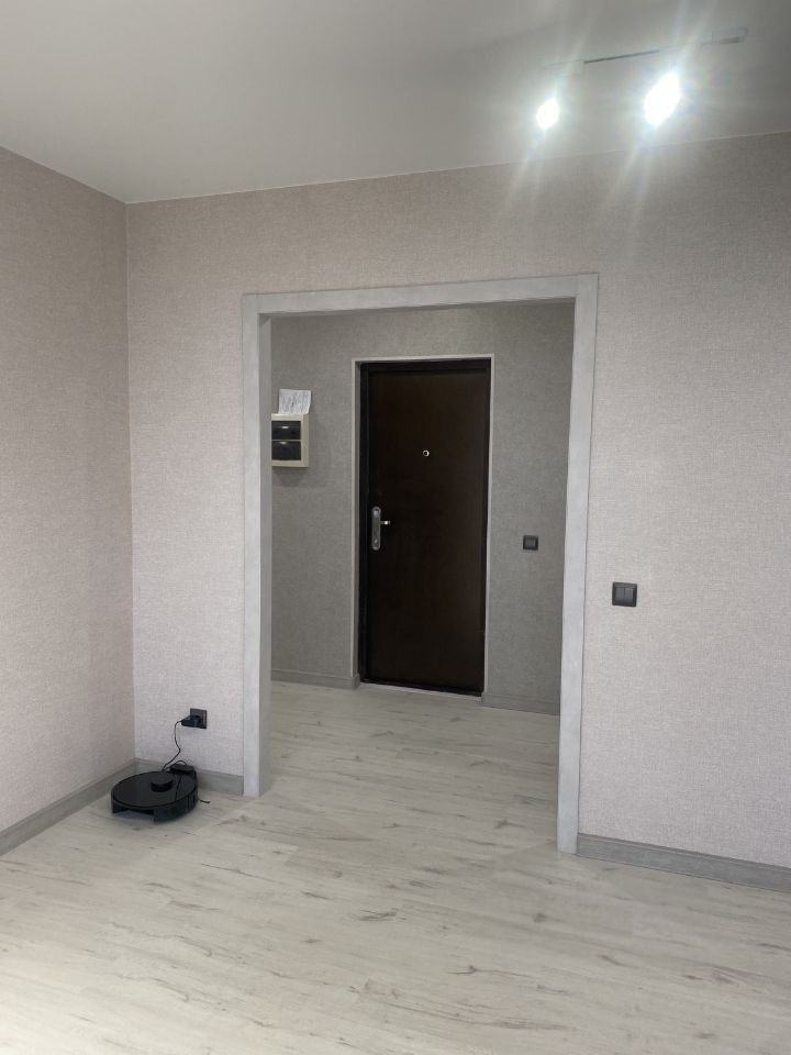 Квартира в монолитному доме 2007 года постройки.Очень хорошая инфраструктура: школа,детский сад,магазины,остановки. Сделан ремонт: с/у раздельный, душевая кабина, кафель. На полу ламинат, в квартире натяжные потолки. Выход на балкон из кухни.