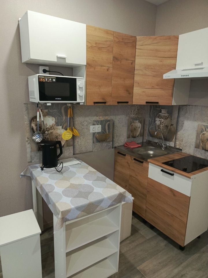 Квартира-студия в доме 2023г постройки,застройщика Промстрой. Свежий аккуратный ремонт в нейтральных светлых цветах.С/у совмещен выложен кафелем, душевая стойка с тропическим душем. Оборудована кухонная зона. Отличная локация.