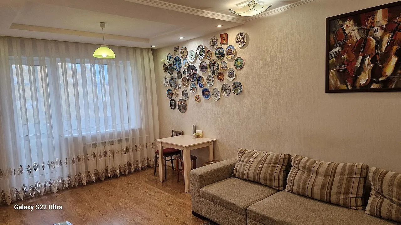 Квартира в панельном доме с изолированными комнатами. В квартире перепланировка-узаконена! С/у совмещен и вход в кухню из гостинной. Капитальный ремонт:новая проводка(медная), заменена система отопления, теплый пол. Состояние отличное. В квартире 2 балкона они застеклены и облагорожены. Есть система