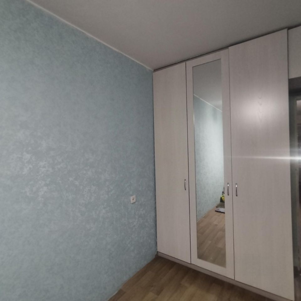 Квартира в панельном доме. Комнаты смежные.С/у раздельный. Состояние обычное, туалет-обои, ванная стены пластик. Окна стеклопакеты, балкон.