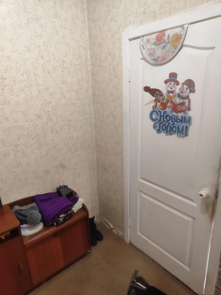 Квартира светлая и уютная. Дом расположен на второй линии от дороги, тихо и спокойно. Дом коридорного типа, внизу бдительный консьерж. Окна стеклопакеты. с/у совмещен выложен светлым кафелем. Натяжные потолки.