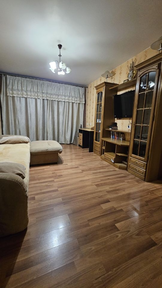 2-х комнатная квартира в панельном доме 2008г. Окна на две стороны дома.потолок ветонит. Лоджия 6 кв.м. Вся мебель и техника остаются в квартире. Территория школы граничит с домом.Рядом детский сад.