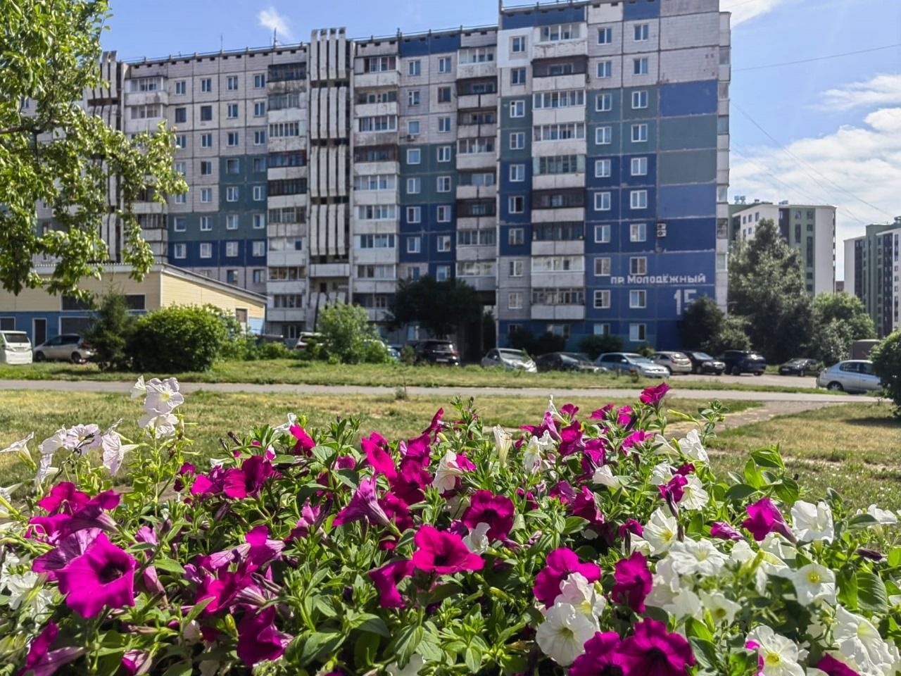 3-х комнатная квартира в доме 1990 года постройки с изолированными комнатами. Квартира светлая и чистая. Косметический ремонт.Вокруг развитая инфраструктура, все рядом в шаговой доступности.