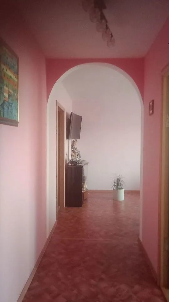 Квартира в панельном доме со смежно-изолированными комнатами. Окна на две стороны. Есть и балкон и лоджия.Квартира светлая, теплая. С/у раздельный. Вся необходимая инфраструктура рядом: школа,детский сад,ВУЗы.