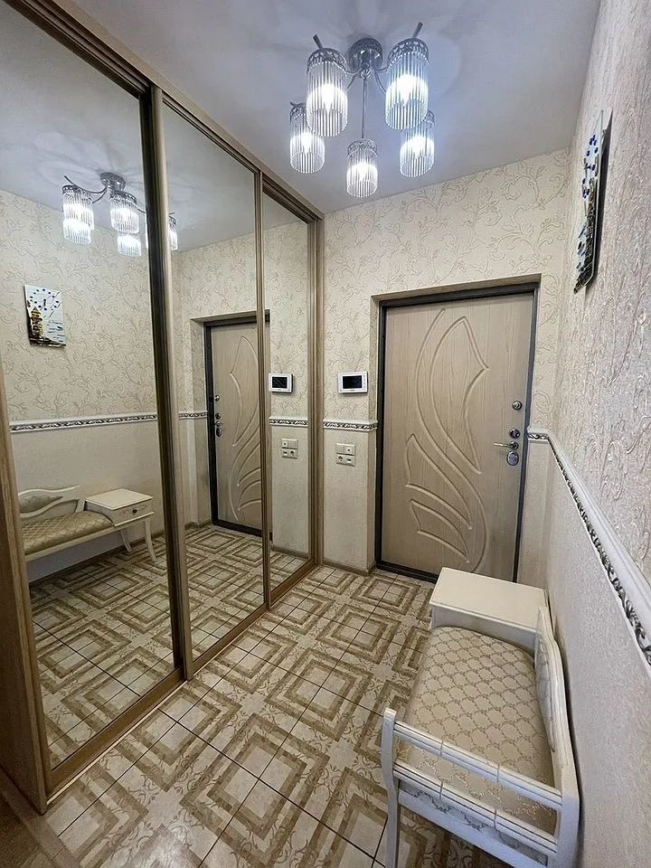 Монолитно-кирпичный дом 2012г. Комнаты изолированные,окна на две стороны.Квартира с качественным дизайн-ремонтом,полы-пробка, где выложен кафель, там вмонтирован теплый пол, бойлер,защита от протечек. Квартира с мебелью.Дом расположен во дворе, школа,детский сад, бор, транспорт все в шаговой доступн