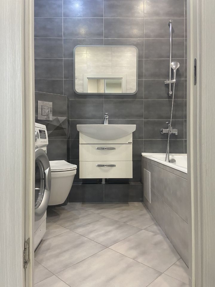 Предлагаем уютную квартиру с современным ремонтом в светлых спокойных тонах. Натяжные матовые потолоки, на полу настелен ламинат, в прихожей плитка. С/у совмещен выложен кафелем, инсталляция, ванна чугун, все коммуникации из меди. Кухонный блок вынесен в гостиную, за счет чего есть отдельное место д