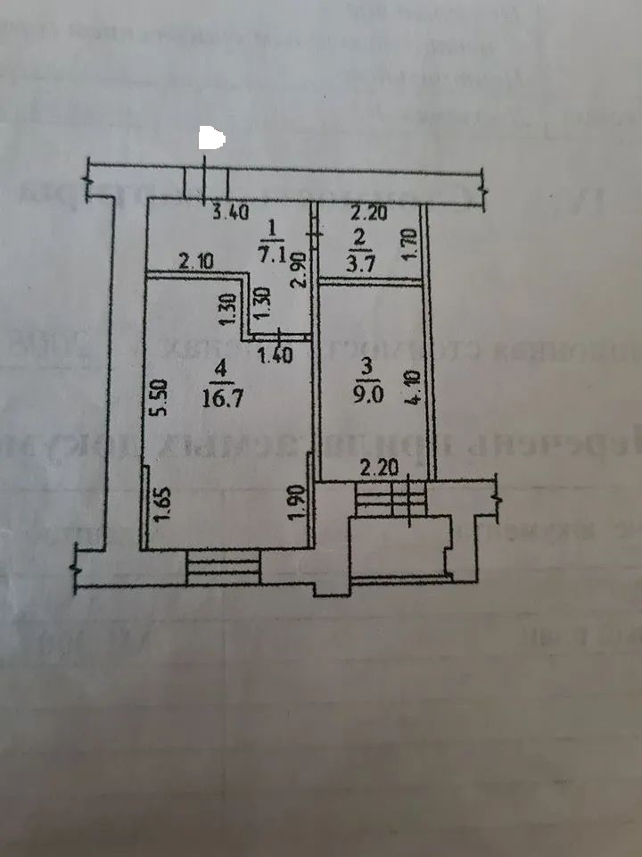 Квартира в кирпичном доме с изолированными комнатами. С/у совмещен выложен кафелем, состояние хорошее,стены окрашены. Балкон застеклен,окна во двор. Дом 2002 года постройки.