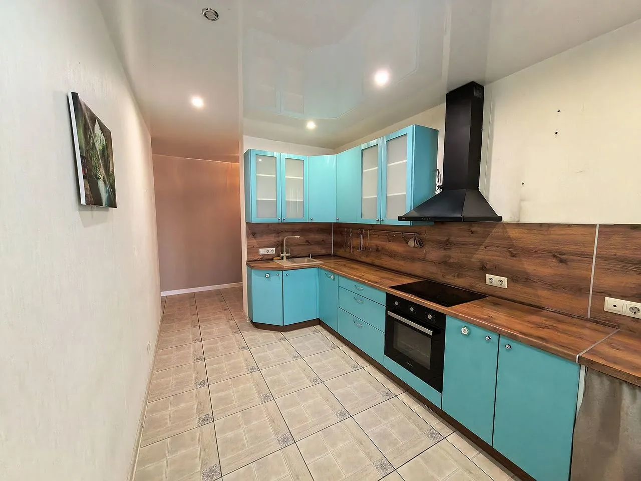 2-комнатная квартира с изолированными комнатами в панельном доме.Окна выходят на две стороны дома. С/у совмещенный выложен кафелем, новая сантехника.Отличное расположение дома вблизи бора. школа,детский сад,магазины,остановки.