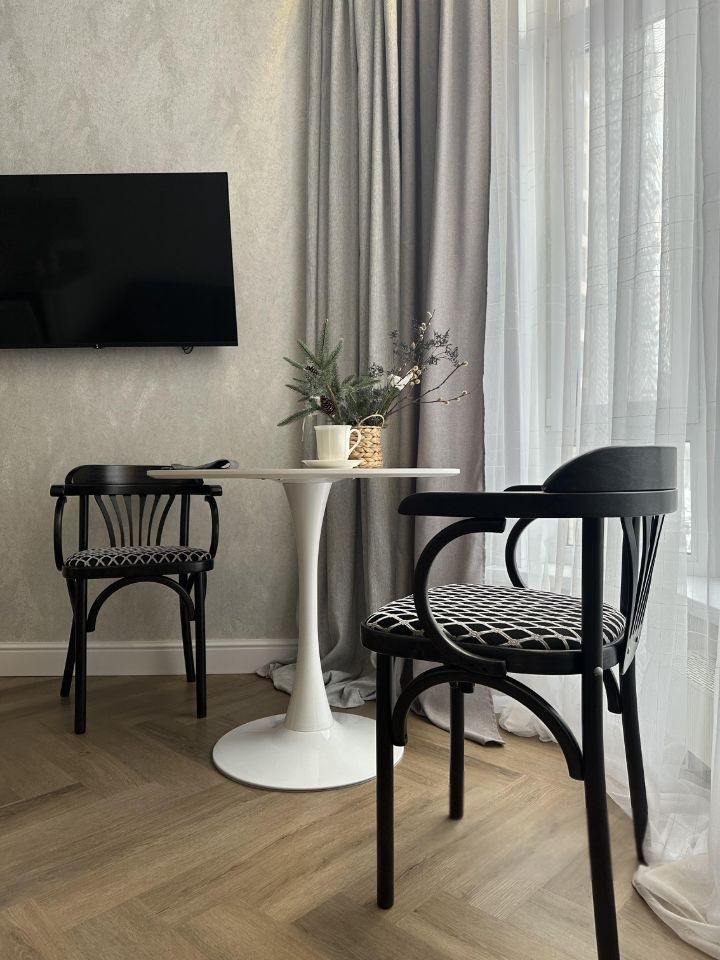 Новый развитый район вдоль проспекта Притомский,рядом река Томь,озеро Красное. В окружении отлично развитая инфраструктура. ЖК состоит из 5 современных многоквартирных домов. Застройщиком предусмотрены современные детские площадки.Достаточное количество парковочных мест.Великолепный вид из окна.Квар