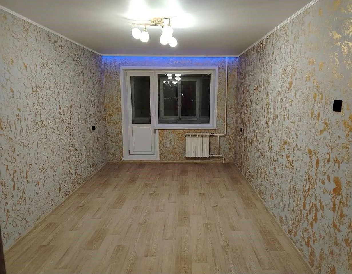 Предлагаем к покупке квартиру в панельном доме с изолированными комнатами. В квартире выполнен капитальный ремонт. Полы залиты сделана стяжка, линолеум, на стенах декоративная штукатурка старая вся снималась до бетона, новые входные и межкомнатные двери, cкpытая гapдина с подсвесткой (c пульта, цвeт