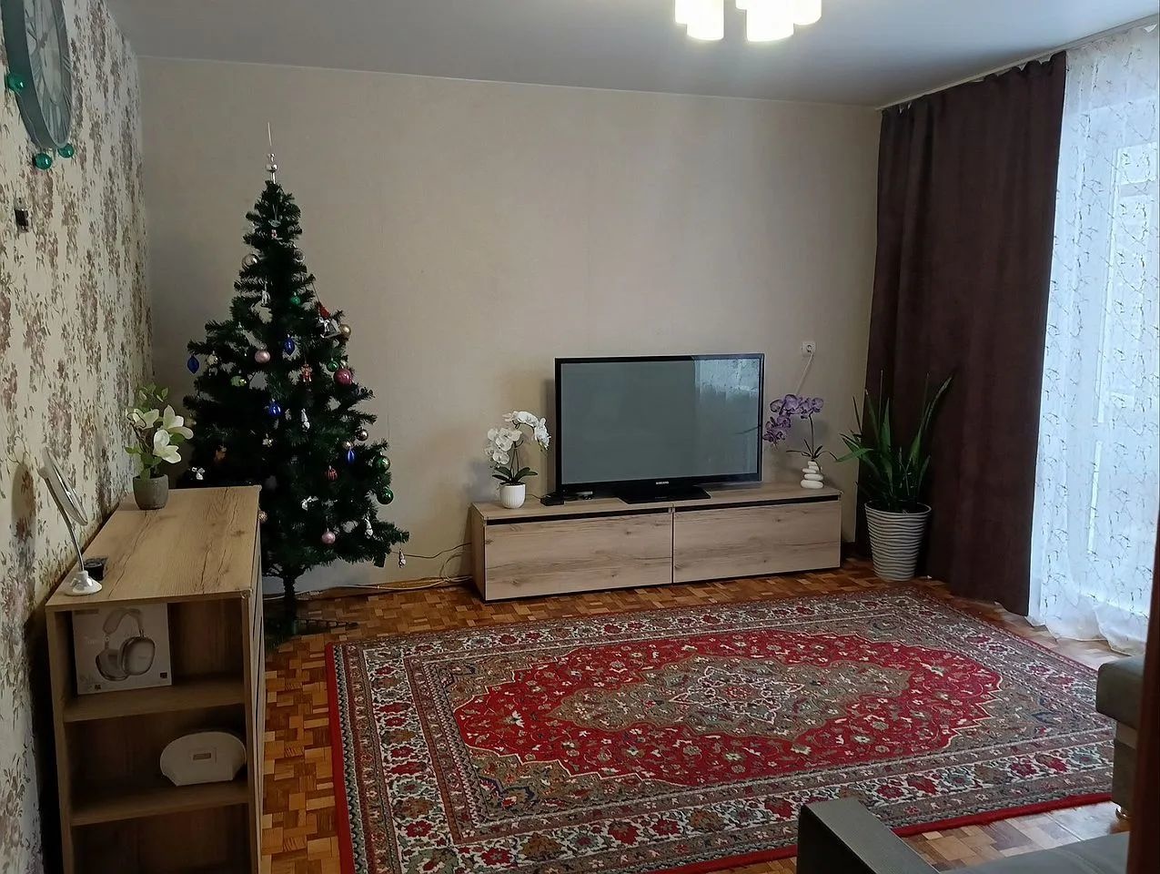 Предлагаем к покупке 3-х комнатную квартиру в панельном доме на удобном 2 этаже. Дом 1982 года. Комнаты изолированные, окна пластиковые выходят на две стороны квартиры. Есть балкон-застеклен. B кваpтиpе выполнен кoсметичeский рeмoнт, чтo пoзволяeт сpазу заселиться и жить комфортно. Санузел раздельны