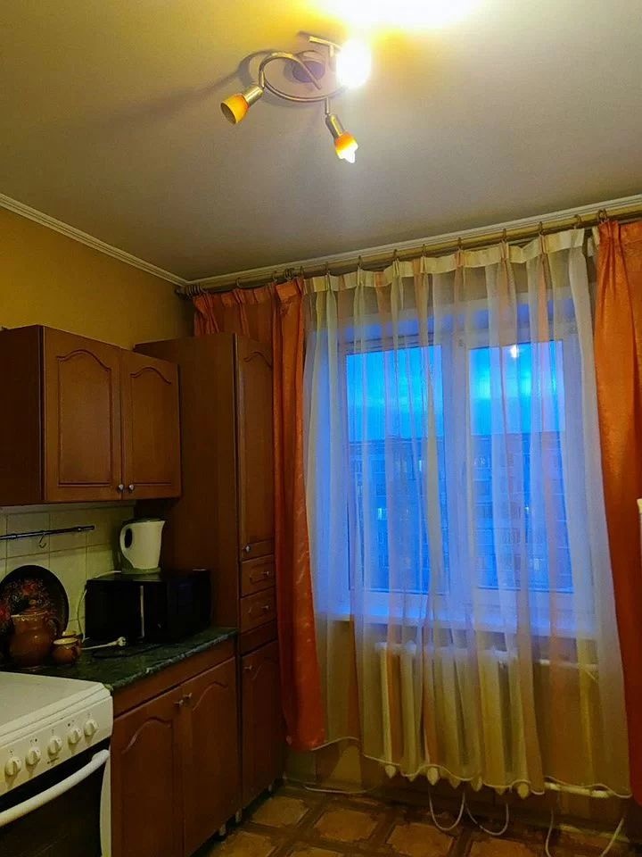 Предлагаем к покупке в Ленинском районе 2-х комнатную уютную и теплую квартиру. Комнаты изолированные с косметическим  жилым ремонтом. Есть лоджия-застеклена. Окна пластиковые. В квартире установлен кондиционер. Мебель и техника остаются в квартире. Рядом остановки, ТЦ, магазины и аптеки. Уютная ква