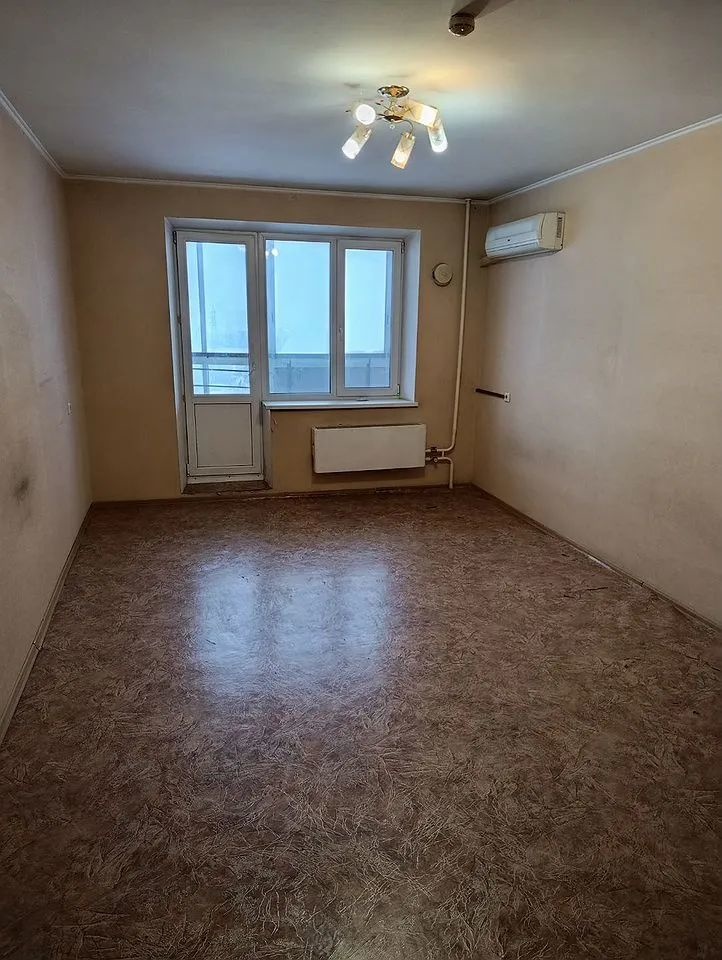 2-х комнатная квартира в доме 2008 года постройки. Дом панельный, комнаты в квартире изолированные.С/у раздельный выложен кафелем, в комнатахх и кухне на полу линолеум. В коридоре просторный шкаф-купе. В зале установлен кондиционер. На кухне фартук выложен кафелем.