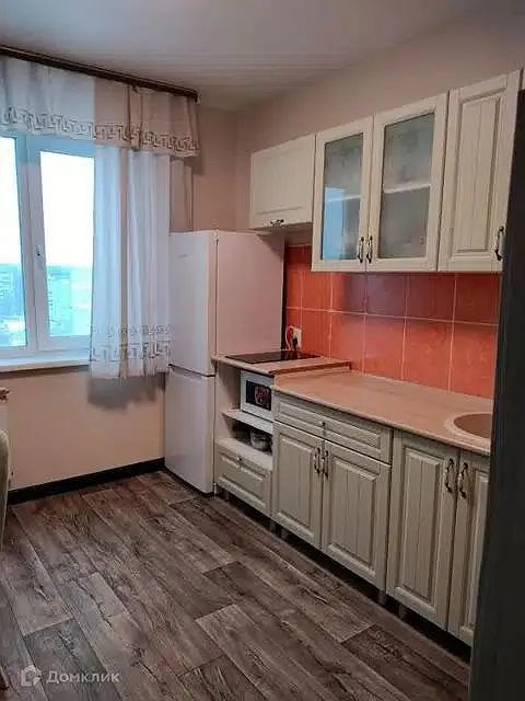 1-комнатная квартира светлая,теплая,уютная. Окна во двор, солнечная сторона.С/у раздельный выложенный кафелем.Балкон застеклен.  в комнате, кухне, коридоре на полу линолеум. Новые входная и межкомнатные двери.