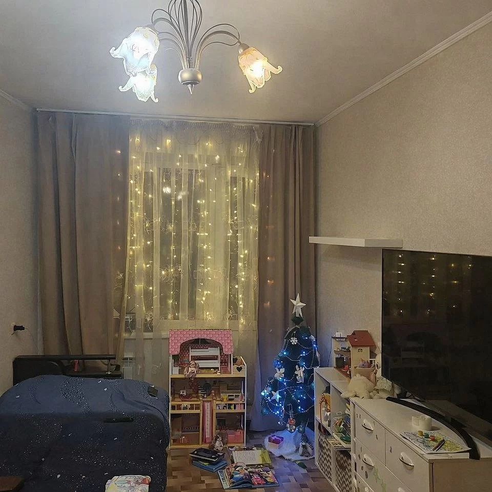 Продается 1-комнатная квартира в панельном доме с большой лоджией, на которой можно создать пространство для отдыха. высокий цоколь.Окна выходят на бор. Во дворе детская площадка,достаточно парковочных мест,рядом школа,детский сад,магазины.