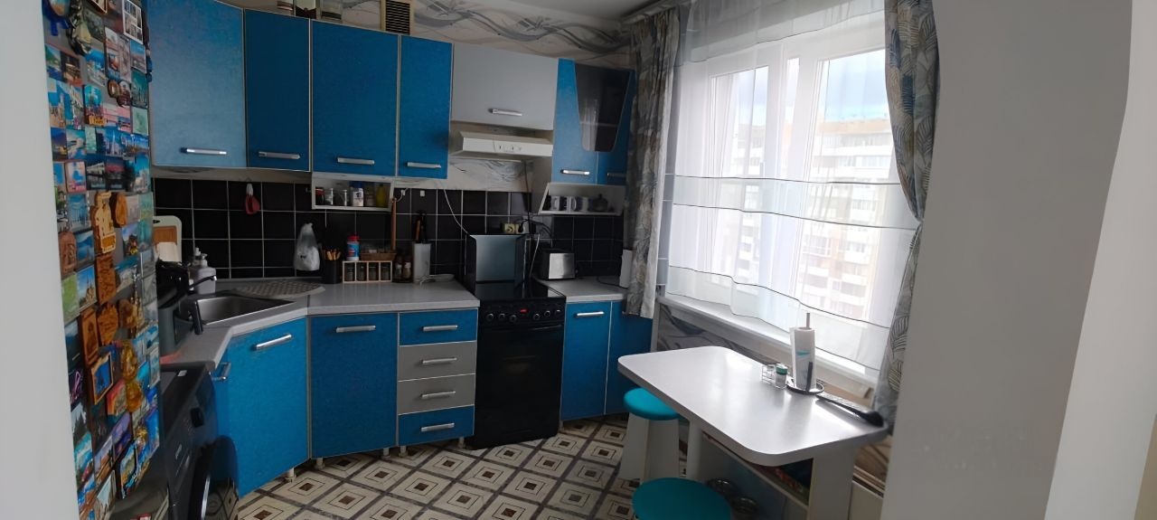 3-х комнатная квартира с изолированными комнатами в панельном доме 1990г постройки.Высота потолков 2,6м. Окна квартиры выходят на две стороны. Есть балкон и лоджия обе застеклены и облагорожены. Квартира с косметическим жилым ремонтом. С/у раздельный.Рядом развитая инфраструктура: школа, детский сад