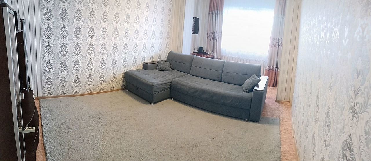 Квартира в кирпичном доме,комнаты изолированные, с/у раздельный-кафель, просторный туалет с умывальником. Комнаты большие и светлые, высокий цоколь. Выполнен ремонт: стеклопакеты, обои, линолеум, межкомнатные двери.