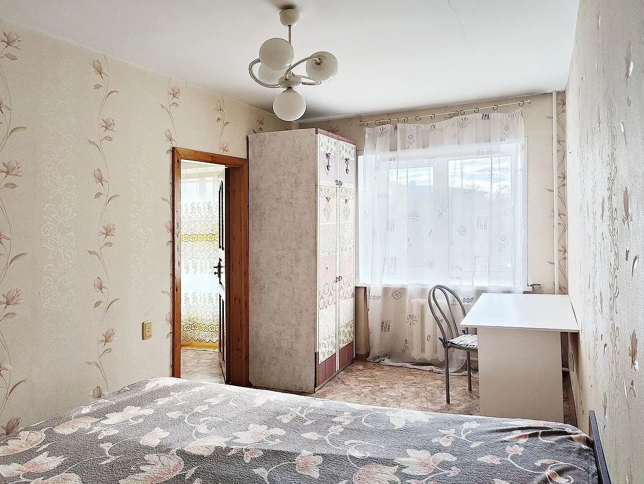 Покупaтeлю оcтaется вcя мебель и вcя бытовая тexникa, кoторaя нa фото. Состояние квартиры заходи и живи. Выполнен аккуратный ремонт. Очень хорошее расположение дома: в 2 минутах до 4 разных остановок транспорта в любой район города (на пр. Ленина, ул Красноармейской, ул Дзержинского, ул 50 лет Октяб