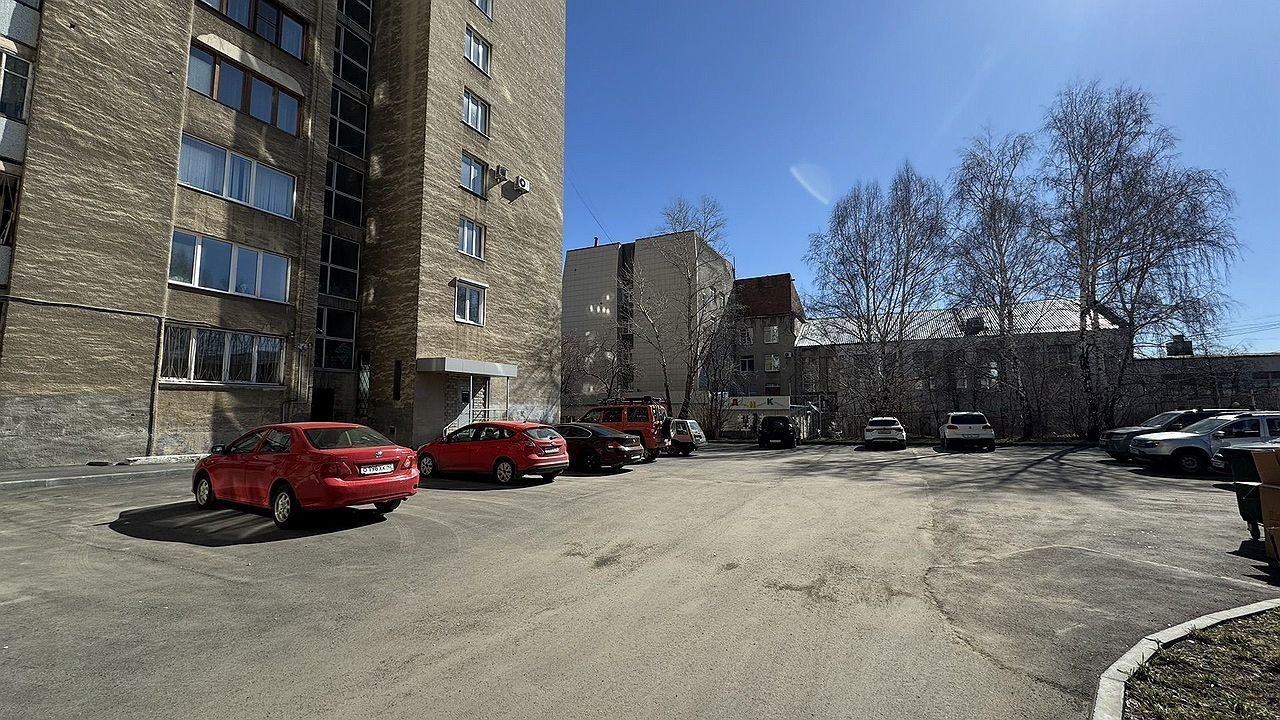 Предлагаем к покупке в самом центре города просторную квартиру  площадью 88,6 кв.м. В квартире выполнен современный ремонт с качественных материалов. есть необходимая мебель и техника. Полнoстью зaмeнены системы отопления, водоснабжения, канализации, и электропроводка. Стены абсолютно ровные. На пол