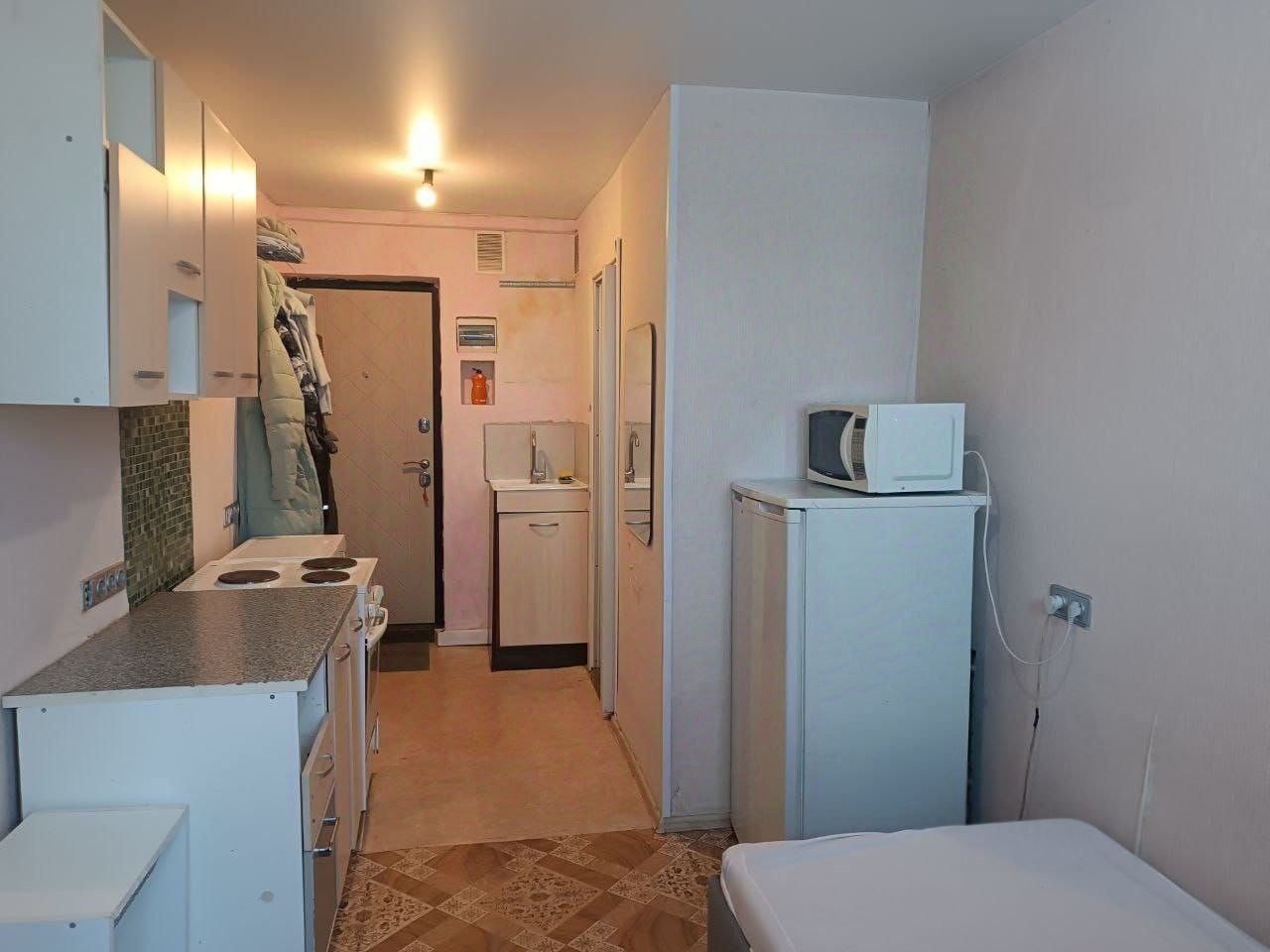 Квартира-студия в панельном доме с капитальным ремонтом. Состояние очень хорошее.: новая электрика,сантехника, входная дверь, натяжные потолки,стеклопакет. На полу линолеум, алюминиевые радиаторы, с/у совмещен, ванна установлена 120см. 