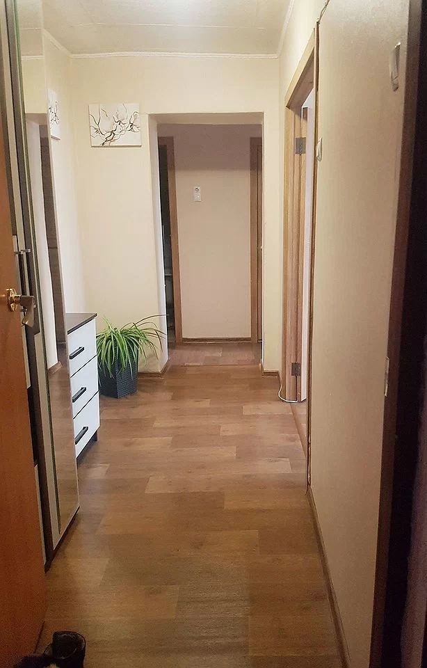 Квартира в кирпичном доме с изолированными комнатами. Состояние аккуратное. На полу линолеум, стеклопакеты, алюминиевые радиаторы. В квартире есть лоджия которая застеклена и облагорожена. В кухне и одной из комнат сделан капитальный ремонт, во второй и коридоре выполнен косметический ремонт. Хоть и