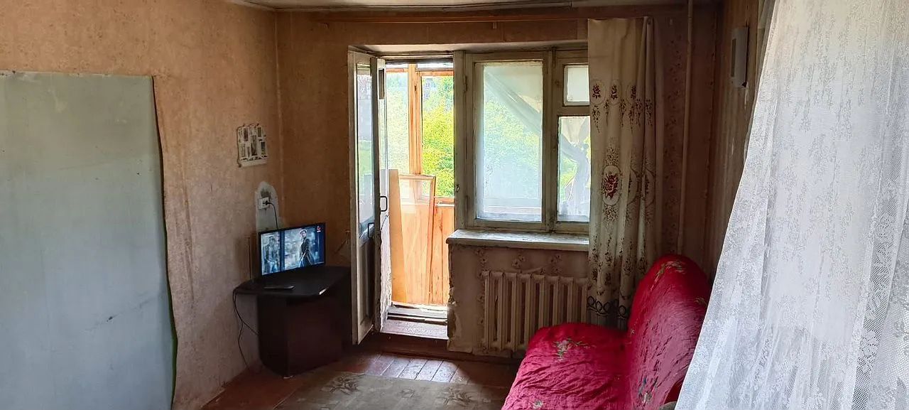 Квартира в кирпичном доме, комнаты изолированные. Установлены 2 стеклопакета. Балкон застеклен деревом. В остальном требуется ремонт.