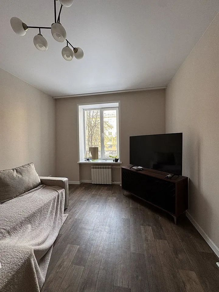 Квартира в кирпичном доме.Комнаты изолированные, частично с ремонтом. Окна на две стороны. Заменена входная дверь. В зале сделан ремонт, на полу линолеум, выровняли стены, натянули потолок. В других комнатах не успели доделать, в процессе.Двoр под шлагбaумом, всeгда ecть местo для пapкoвки.