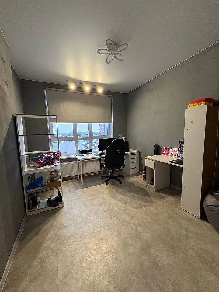 Проект планировки выполнен профессиональными дизайнерами. В квартире две обособленные комнаты, две отдельных гардеробных помещения, и зал, совмещенный с кухней. На лоджии  требуется ремонт.  Пол покрыт кварцвиниловой плиткой премиум класса, на которую производитель дал 25 лет гарантии. В ванной стен