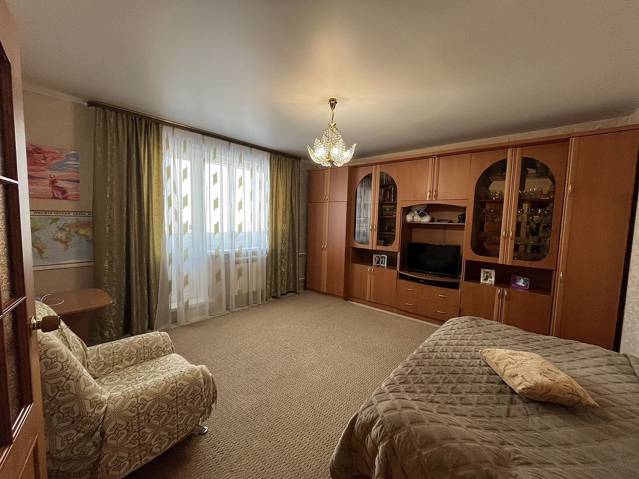 Предлагаем 2-х комнатную квартиру улучшенной планировки. Состояние квартиры хорошее. Комнаты изолированные, на полу линолеум, с/у раздельный выложен кафелем, современная сантехника, новая проводка. Окна стеклопакеты. Балкон застеклен. Новые входная и межкомнатные двери.