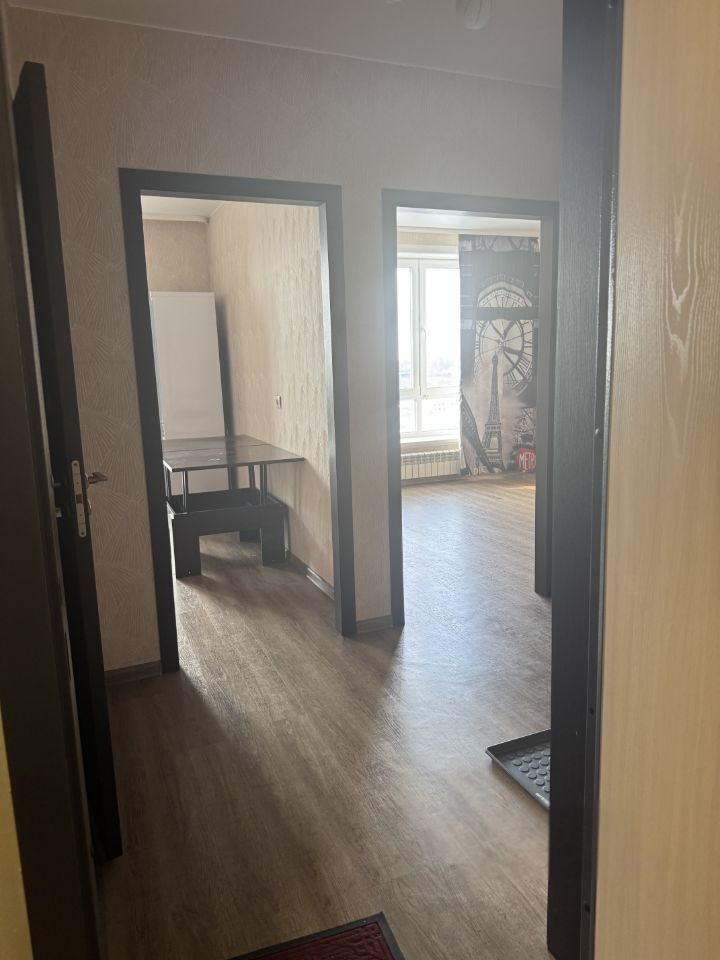 Предлагаем к покупке 1-комнатную квартиру, дом 2019 года. Состояние хорошее,окна во двор. Квартира теплая и светлая. С/у совмещен и выложен кафелем. Балкон застеклен. Инфраструктура развита.