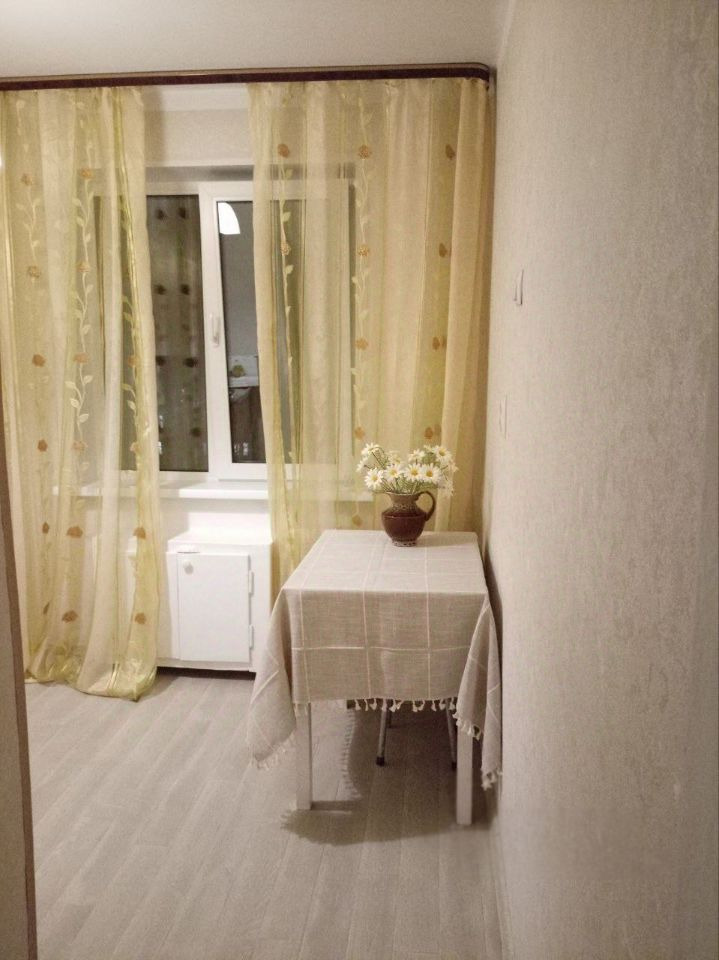 Светлая, теплая квартира в панельном доме со свежим ремонтом. Дом расположен вдали от дороги, с обеих сторон зеленая зона. Во дворе детская площадка.В квартире сделан косметический ремонт в 25году.С/у раздельный выложенный кафелем.Установлены новые радиаторы с кранами.На стенах обои на полу линолеум