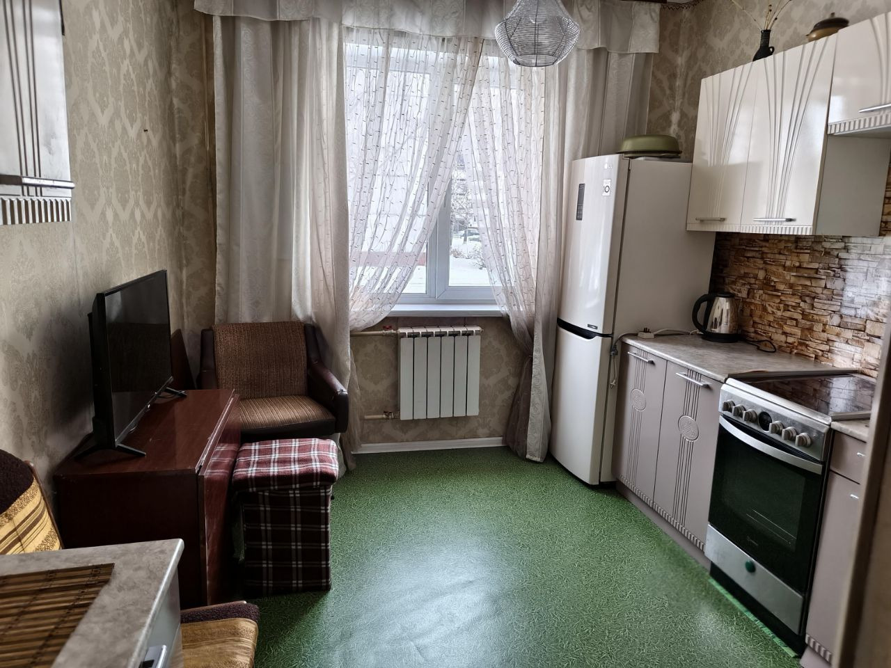 Предлагаем к покупке отличную квартиру,расположение просто сказка: дом расположен внутри микрорайона вдали от проезжих дорог, рядом школа,детские сады,магазины, поликлиника.Остается кухонная мебель,стиральная машинка.