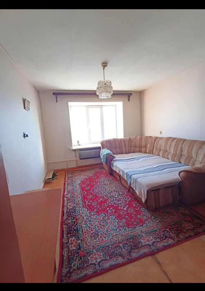 Продается уютная светлая 1-комнатная квартира в кирпичном доме 1982 года постройки.В квартире проведен косметический ремонт. С/у совмещенный. Окно выходит во двор.